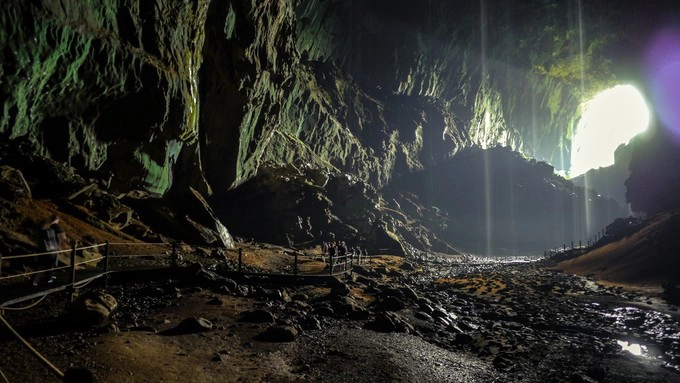 Nằm trong vườn Quốc gia hang Mulu (Sarawak, Malaysia), hang Nai từng được cho là hang động lớn nhất thế giới trước khi các nhà thám hiểm tìm ra hang Sơn Đoòng tại Quảng Bình (Việt Nam). Hang có chiều dài 701,1 m, rộng 300,2 m và cao 70,1 m, sức chứa khoảng 40 máy bay Boeing 747. Tuy nhiên, tới nay vẫn có nhiều tranh cãi quanh "ngôi vị" hang động lớn nhất thế giới giữa hang Nai và Sơn Đoòng do khó so sánh chính xác về kích thước. Ảnh: World of Buzz. Nằm trong vườn Quốc gia hang Mulu (Sarawak, Malaysia), hang Nai từng được cho là hang động lớn nhất thế giới trước khi các nhà thám hiểm tìm ra hang Sơn Đoòng tại Quảng Bình (Việt Nam). Hang có chiều dài 701,1 m, rộng 300,2 m và cao 70,1 m, sức chứa khoảng 40 máy bay Boeing 747. Tuy nhiên, tới nay vẫn có nhiều tranh cãi quanh "ngôi vị" hang động lớn nhất thế giới giữa hang Nai và Sơn Đoòng do khó so sánh chính xác về kích thước. Ảnh: World of Buzz.