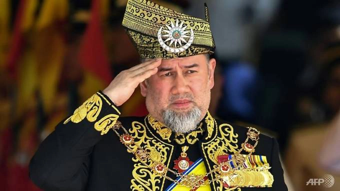 Malaysia có 9 vị vua cai quản những bang riêng. 5 năm một lần, Hội nghị các quân chủ Malaysia sẽ bầu chọn ra một vị Yang di-Pertuan Agong (Quốc vương Malaysia) từ 9 vị vua. Yang di-Pertuan Agong thứ 15 hiện tại là Sultan Muhammad V của bang Kelantan. Hồi tháng 11, quốc vương kết hôn với Oksana Voevodina - Hoa hậu Moskva năm 2015. Ảnh: AFP. Malaysia có 9 vị vua cai quản những bang riêng. 5 năm một lần, Hội nghị các quân chủ Malaysia sẽ bầu chọn ra một vị Yang di-Pertuan Agong (Quốc vương Malaysia) từ 9 vị vua. Yang di-Pertuan Agong thứ 15 hiện tại là Sultan Muhammad V của bang Kelantan. Hồi tháng 11, quốc vương kết hôn với Oksana Voevodina - Hoa hậu Moskva năm 2015. Ảnh: AFP.