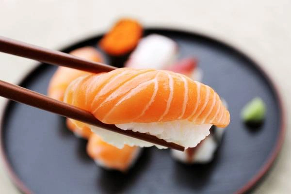 Thực khách vẫn có thể dùng tay, thay vì đũa, để ăn sushi. Ảnh: Wtop.