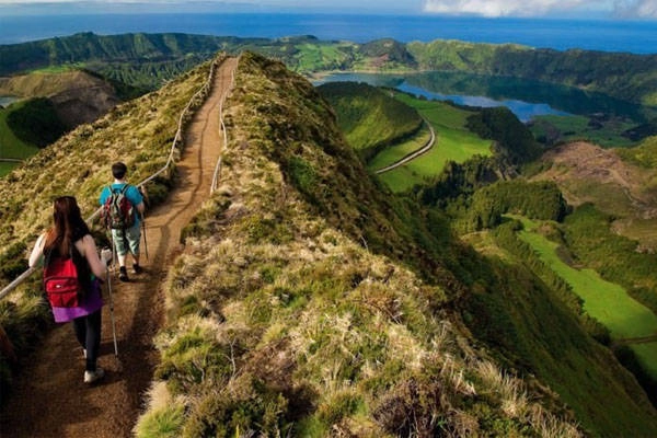 Quần đảo tự trị này nằm cách Bồ Đào Nha khoảng 1.360 km tại Đại Tây Dương, được hình thành từ các hoạt động của núi lửa. Quần đảo có nhiều dãy núi hùng vĩ uốn lượn, bao quanh dòng sông nhỏ và có đất đai màu mỡ và thảm thực vật phát triển. Quần đảo tự trị này nằm cách Bồ Đào Nha khoảng 1.360 km tại Đại Tây Dương, được hình thành từ các hoạt động của núi lửa. Quần đảo có nhiều dãy núi hùng vĩ uốn lượn, bao quanh dòng sông nhỏ và có đất đai màu mỡ và thảm thực vật phát triển.