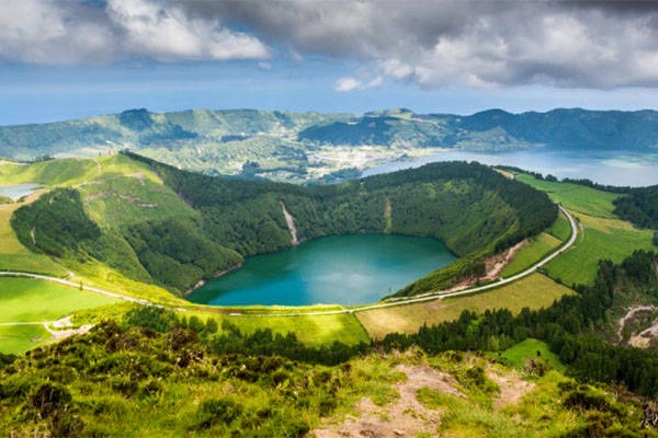 Azores có tất cả 9 đảo với tổng diện thích khoảng 600km2 đều là những địa danh du lịch nổi tiếng và có ngành du lịch phát triển nhờ lợi thế về thiên nhiên vốn có. Du khách có thể tham gia những hoạt động như chơi golf, lặn, leo núi, chèo thuyền … để tận hưởng nơi này. Azores có tất cả 9 đảo với tổng diện thích khoảng 600km2 đều là những địa danh du lịch nổi tiếng và có ngành du lịch phát triển nhờ lợi thế về thiên nhiên vốn có. Du khách có thể tham gia những hoạt động như chơi golf, lặn, leo núi, chèo thuyền … để tận hưởng nơi này.
