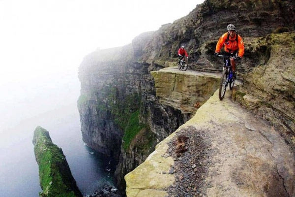 Vách đá Moher nằm trong các giáo xứ của Liscannor ở rìa phía nam-tây của khu vực Burren gần Doolin, ở hạt Clare, Cộng hòa Ireland. Dãy đá Moher cao xấp xỉ 214m so với mực nước biển và trải dài khoảng 8km dọc theo bờ Đại Tây Dương. Cảnh quan kỳ vĩ này là nơi thu hút du lịch nhất ở Ireland với gần một triệu du khách mỗi năm. Vách đá Moher nằm trong các giáo xứ của Liscannor ở rìa phía nam-tây của khu vực Burren gần Doolin, ở hạt Clare, Cộng hòa Ireland. Dãy đá Moher cao xấp xỉ 214m so với mực nước biển và trải dài khoảng 8km dọc theo bờ Đại Tây Dương. Cảnh quan kỳ vĩ này là nơi thu hút du lịch nhất ở Ireland với gần một triệu du khách mỗi năm.
