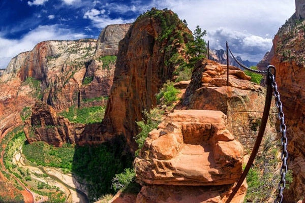 Nơi này nằm gần Springdale, tiểu bang Utah, Tây Nam nước Mỹ. Hẻm núi Zion nằm trong vườn quốc gia với chiều dài 24 km và sâu đến 800 m, được tạo thành bởi quá trình xói mòn, ảnh hưởng từ sông Virgin. Nơi này nằm gần Springdale, tiểu bang Utah, Tây Nam nước Mỹ. Hẻm núi Zion nằm trong vườn quốc gia với chiều dài 24 km và sâu đến 800 m, được tạo thành bởi quá trình xói mòn, ảnh hưởng từ sông Virgin.