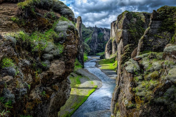Khe núi này nằm về phía đông nam của Iceland và là một trong những địa danh đẹp nhất trên thế giới với độ sâu 100 m và dài đến 2 km. Khe núi này nằm về phía đông nam của Iceland và là một trong những địa danh đẹp nhất trên thế giới với độ sâu 100 m và dài đến 2 km.