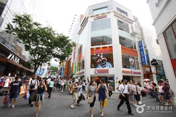 Một góc của phố đi bộ nổi tiếng Myeong-dong