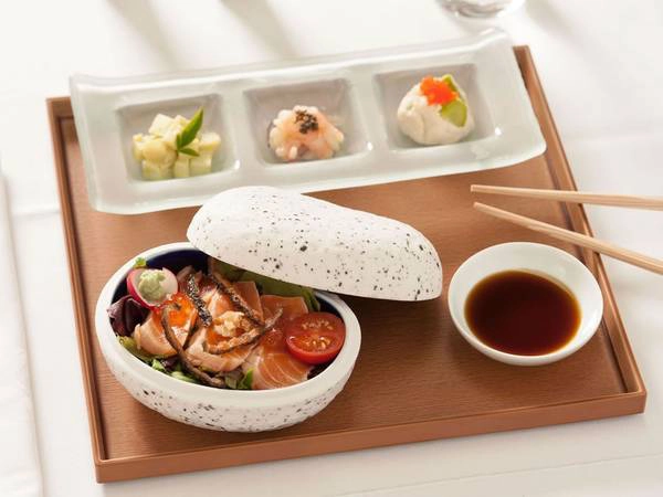 1. Singapore Airlines: Với những chuyến bay dài, hãng hàng không này đặc biệt chú trọng đến chất lượng bữa ăn trên máy bay. Hãng còn có một phòng áp suất nếm thử đồ ăn để đảm bảo các món ăn vẫn giữ được độ ngon khi ở trên cao giống như dưới mặt đất. Hành khách còn có thể chọn các món chính tối thiểu 24 tiếng đồng hồ trước chuyến bay.