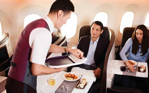 9. Virgin Atlantic: Ít nhất 500 món ăn được lấy làm mẫu để tạo thực đơn cho các chuyến bay của hãng này, nhằm đảm bảo các món ăn chất lượng cao. Từ hạng phổ thông đến hạng nhất, hãng đều chú ý đến từng chi tiết.