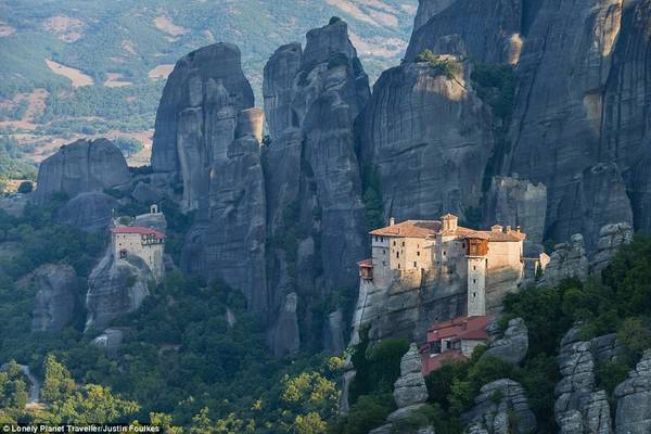 Leo lên quần thể tu viện Meteora (Hy Lạp): Meteora không giống một công trình nhân tạo, nhưng nghị lực phi thường đã giúp các tu sĩ xây dựng quần thể tu viện trên đỉnh các cột đá. Quần thể nằm ở phía bắc Hy Lạp, giúp các tu sĩ ẩn danh tránh được sự tấn công của Đế quốc Ottoman và cầu nguyện trong yên bình. Meteora giờ đây trở thành một trong những điểm leo núi lý tưởng nhất thế giới.