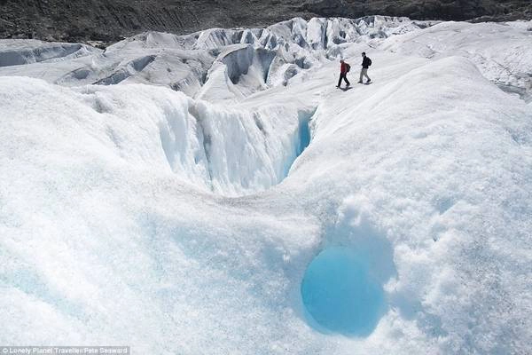 Bước trên những khối băng ở dãy Alps (Thụy Sĩ): Aletsch là sông băng lớn nhất của dãy núi Alps, dài 22,5 km. Hầu hết du khách ngắm cảnh từ hai ngôi làng trên núi Bettmeralp và Riederalp mà không đặt chân lên dòng sông băng hùng vĩ này. Đây vẫn là trải nghiệm khá hiếm hoi và nguy hiểm.