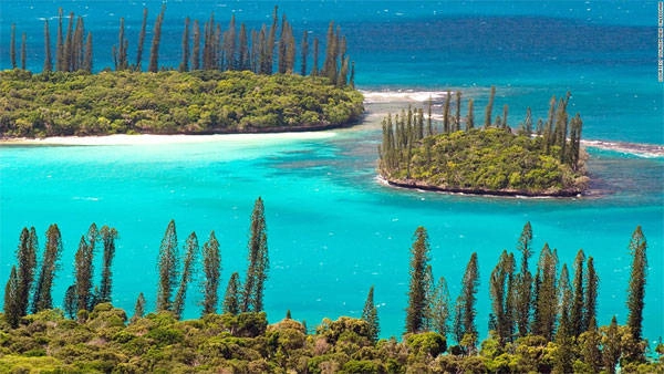 Đảo Isle of Pines thuộc lãnh thổ của New Caledonia, thuộc Pháp, nằm tại Tây Thái Bình Dương. Bờ biển dài miên man và làn nước xanh mát luôn là điểm hấp dẫn du khách khi đặt chân tới đây.