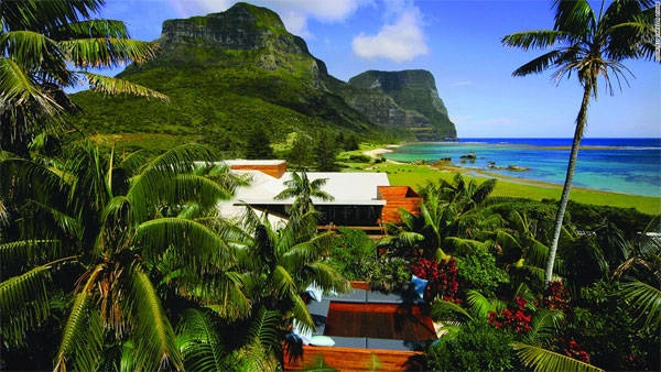 Mỗi khi nhắc đến đảo Lord Howe nằm trên biển Tasman, cách Sydney hay Brisbane chưa đến hai giờ bay, người ta thường nghĩ ngay đến hai từ "thiên đường”, nơi có những cảnh quan tuyệt đẹp, cùng các loài động thực vật đa dạng quý hiếm. Còn gì tuyệt vời hơn khi được đi bộ trên những bãi cát trắng xóa, lặn ngắm san hô ở cực Nam thế giới và leo qua những rừng cọ lên đỉnh núi Gower. Đến đây, du khách còn được tận hưởng nhịp sống hiện đại của thành phố tại các nhà hàng, trung tâm spa và những phòng nghỉ xa hoa, tráng lệ.