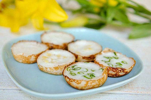 <strong>Khanom krok: </strong>Món tráng miệng đơn giản này còn được biết đến với cái tên pudding dừa. Bột và kem dừa được đổ vào khuôn và nướng trên than. Để tặng thêm hương vị, đầu bếp sẽ rắc hành tây khô lên trên vỏ bánh. Địa điểm nên thử: chợ Or Tor Kor, đường Kamphaeng Phet. Ảnh: rachelcooksthai. <strong>Khanom krok: </strong>Món tráng miệng đơn giản này còn được biết đến với cái tên pudding dừa. Bột và kem dừa được đổ vào khuôn và nướng trên than. Để tặng thêm hương vị, đầu bếp sẽ rắc hành tây khô lên trên vỏ bánh. Địa điểm nên thử: chợ Or Tor Kor, đường Kamphaeng Phet. Ảnh: rachelcooksthai.