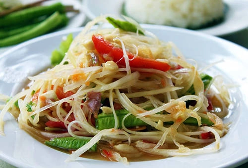 <strong>Som tam:</strong> Nhiều du khách tới Bangkok trở nên “nghiện” món ăn này. Som tam về cơ bản là nộm đu đủ xanh. Món ăn này khá giống với nộm của Lào và Campuchia, tuy nhiên hương vị ngọt, đậm đà hơn và được ăn kèm với lạc. Thai Địa điểm nên ghé qua: Sukhumvit 38. Ảnh: templeof. <strong>Som tam:</strong> Nhiều du khách tới Bangkok trở nên “nghiện” món ăn này. Som tam về cơ bản là nộm đu đủ xanh. Món ăn này khá giống với nộm của Lào và Campuchia, tuy nhiên hương vị ngọt, đậm đà hơn và được ăn kèm với lạc. Thai Địa điểm nên ghé qua: Sukhumvit 38. Ảnh: templeof.