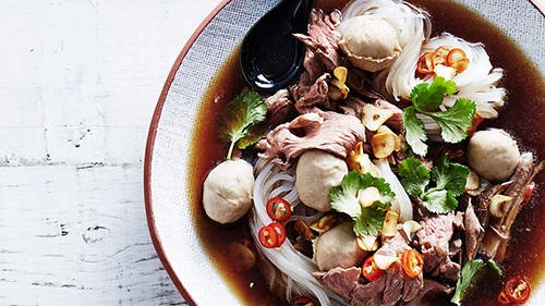 <strong>Guay teow rhua: </strong>Guay teow rhua là một loại mì truyền thống của Thái, chuyên được bán trên những chiếc thuyền đi dọc các con kênh. Món này giờ đây trở nên phổ biến khắp Bangkok, được ăn kèm với rau muống, tiết, giá, thịt lợn hoặc thịt bò. Địa điểm nên thử: Ngõ mì thuyền, tượng đài Chiến Thắng. Ảnh: sbs.com. <strong>Guay teow rhua: </strong>Guay teow rhua là một loại mì truyền thống của Thái, chuyên được bán trên những chiếc thuyền đi dọc các con kênh. Món này giờ đây trở nên phổ biến khắp Bangkok, được ăn kèm với rau muống, tiết, giá, thịt lợn hoặc thịt bò. Địa điểm nên thử: Ngõ mì thuyền, tượng đài Chiến Thắng. Ảnh: sbs.com.