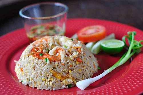 <strong>Khao pad poo:</strong> Cơm rang tuy không phải món ăn mới lạ, nhưng khao pad poo sẽ khiến bạn nghĩ khác về món cơm rang ở Bangkok. Khao pad poo sử dụng loại gạo nhài thơm và nước mắm đặc trưng của Thái, rang lên với cua, trứng bác, trên rắc rau mùi và chanh. Địa điểm nên thử: Naay Mong, 539 Thanon Phlapplaachai. Ảnh: Somtumdernewyork. <strong>Khao pad poo:</strong> Cơm rang tuy không phải món ăn mới lạ, nhưng khao pad poo sẽ khiến bạn nghĩ khác về món cơm rang ở Bangkok. Khao pad poo sử dụng loại gạo nhài thơm và nước mắm đặc trưng của Thái, rang lên với cua, trứng bác, trên rắc rau mùi và chanh. Địa điểm nên thử: Naay Mong, 539 Thanon Phlapplaachai. Ảnh: Somtumdernewyork.