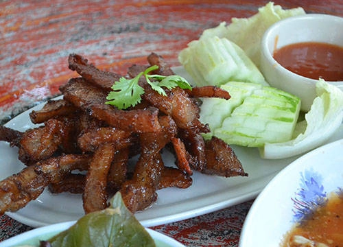 Moo dad diew: Moo dad diew là món ăn nổi tiếng Thái Lan. Thịt lợn ướp với nước tương đen, rau mùi và nước mắm, được phơi dưới nắng cho tới khi miếng thịt săn lại. Sau đó, thịt lợn sẽ được rán và ăn kèm với tương ớt. Ảnh: curryfiend Moo dad diew: Moo dad diew là món ăn nổi tiếng Thái Lan. Thịt lợn ướp với nước tương đen, rau mùi và nước mắm, được phơi dưới nắng cho tới khi miếng thịt săn lại. Sau đó, thịt lợn sẽ được rán và ăn kèm với tương ớt. Ảnh: curryfiend