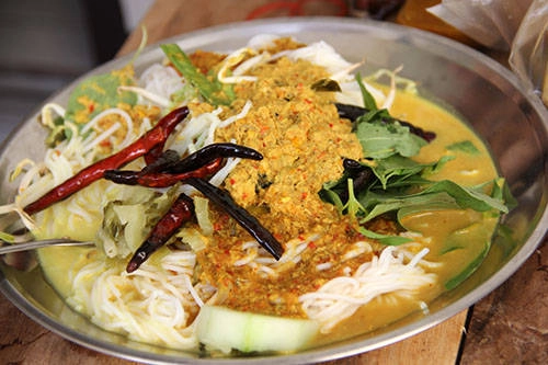 <strong>Kanom jeen: </strong>Kanom jeen được chế biến với bún, thịt gà hoặc cá, ăn kèm với rau sống, dưa chuột và các loại khác. Món ăn được người dân ưa thích cho cả bữa sáng và bữa chiều. Địa điểm nên thử: Ko Lun, Thanon Mahanop, Bangkok. Ảnh: learnthaiwithmod. <strong>Kanom jeen: </strong>Kanom jeen được chế biến với bún, thịt gà hoặc cá, ăn kèm với rau sống, dưa chuột và các loại khác. Món ăn được người dân ưa thích cho cả bữa sáng và bữa chiều. Địa điểm nên thử: Ko Lun, Thanon Mahanop, Bangkok. Ảnh: learnthaiwithmod.