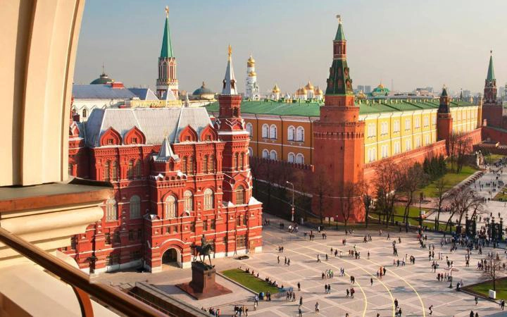 Four Seasons - Moscow (Nga): Kẹp giữa cung điện Kremlin và State Duma (toà nhà Quốc hội Nga), Four Seasons có view bao quát toàn bộ các kiến trúc đặc trưng ở thủ đô Nga như Quảng trường Đỏ, nhà thờ thánh Basil hay điện Kremlin... Từ đây, bạn có thể đi bộ đến GUM - trung tâm mua sắm nổi tiếng và nhiều điểm tham quan khác. Với thiết kế kết hợp giữa văn hóa phương Tây và kiến trúc thời Stalin, Four Seasons chứng kiến nhiều giai đoạn lịch sử nước Nga, trở thành một trong những khách sạn sang trọng nhất ở thành phố World Cup 2018. Giá phòng một đêm tầm 11 triệu đồng/phòng, cao nhất khoảng gần 100 triệu đồng/phòng suit. Four Seasons - Moscow (Nga): Kẹp giữa cung điện Kremlin và State Duma (toà nhà Quốc hội Nga), Four Seasons có view bao quát toàn bộ các kiến trúc đặc trưng ở thủ đô Nga như Quảng trường Đỏ, nhà thờ thánh Basil hay điện Kremlin... Từ đây, bạn có thể đi bộ đến GUM - trung tâm mua sắm nổi tiếng và nhiều điểm tham quan khác. Với thiết kế kết hợp giữa văn hóa phương Tây và kiến trúc thời Stalin, Four Seasons chứng kiến nhiều giai đoạn lịch sử nước Nga, trở thành một trong những khách sạn sang trọng nhất ở thành phố World Cup 2018. Giá phòng một đêm tầm 11 triệu đồng/phòng, cao nhất khoảng gần 100 triệu đồng/phòng suit.