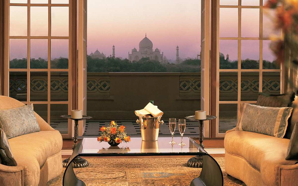 The Oberoi Amarvilas - Agra (Ấn Độ) Mặt trời lặn phía sau đền Taj Mahal được đánh giá là một trong những cảnh tượng đẹp nhất trên thế giới. Chính vì vậy mà không có gì khó hiểu khi The Oberoi Amarvilas luôn là lựa chọn hàng đầu của giới nhà giàu khi đến Ấn Độ, nơi bạn có thể chiêm ngưỡng khung cảnh lãng mạn từ ban công. Giá phòng ở đây vào khoảng 10 triệu/đêm, thay đổi tùy mùa. The Oberoi Amarvilas - Agra (Ấn Độ) Mặt trời lặn phía sau đền Taj Mahal được đánh giá là một trong những cảnh tượng đẹp nhất trên thế giới. Chính vì vậy mà không có gì khó hiểu khi The Oberoi Amarvilas luôn là lựa chọn hàng đầu của giới nhà giàu khi đến Ấn Độ, nơi bạn có thể chiêm ngưỡng khung cảnh lãng mạn từ ban công. Giá phòng ở đây vào khoảng 10 triệu/đêm, thay đổi tùy mùa.