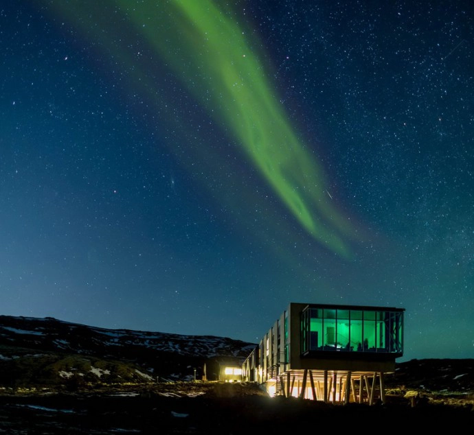 ION Luxury Adventure Hotel - Nesjavellir (Iceland) Cách thủ đô Reykjavik chưa đầy 1 giờ chạy xe, khách sạn ION lọt thỏm giữa cảnh núi và cánh đồng dung nham non mềm mềm, là một trong những nơi ngắm cực quang đẹp nhất thế giới. Nó trông như một đài quan sát nhô ra từ chân núi lửa đã ngưng hoạt động từ lâu, xây theo kiểu hiện đại với nội thất hướng tới sự đơn giản nhưng ấm cúng, tạo sự thoải mái cho du khách có nhu cầu ngắm ánh sáng thiên đường xứ Bắc Âu. Giá phòng ở đây vào khoảng 12 triệu đồng/phòng đôi và thường xuyên cháy phòng. Bạn phải đặt thật sớm thì mới có chỗ. ION Luxury Adventure Hotel - Nesjavellir (Iceland) Cách thủ đô Reykjavik chưa đầy 1 giờ chạy xe, khách sạn ION lọt thỏm giữa cảnh núi và cánh đồng dung nham non mềm mềm, là một trong những nơi ngắm cực quang đẹp nhất thế giới. Nó trông như một đài quan sát nhô ra từ chân núi lửa đã ngưng hoạt động từ lâu, xây theo kiểu hiện đại với nội thất hướng tới sự đơn giản nhưng ấm cúng, tạo sự thoải mái cho du khách có nhu cầu ngắm ánh sáng thiên đường xứ Bắc Âu. Giá phòng ở đây vào khoảng 12 triệu đồng/phòng đôi và thường xuyên cháy phòng. Bạn phải đặt thật sớm thì mới có chỗ.