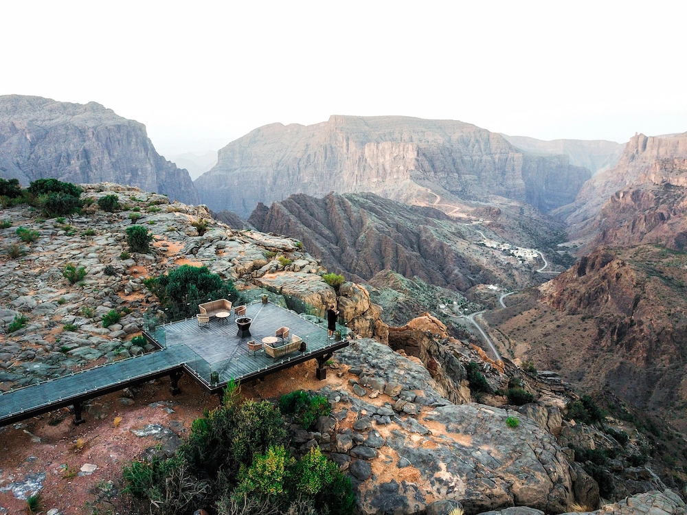Anantara Al Jabal Al Akhdar Resort - Nizwa (Oman) Tọa lạc ở độ cao hơn 2.000 m so với mực nước biển, khách chỉ có thể đến Anantara bằng xe ôtô địa hình hoặc trực thăng dành cho giới nhà giàu. Resort này chiếm cả một mặt phẳng rộng lớn, có tầm nhìn ra hẻm núi hiểm trở của dãy Jabal Akhdar - nơi đã thu hút Công nương Diana đến đây ngắm cảnh vào năm 1986. Cách xa khu dân cư kèm với không khí trong lành, nơi đây trở thành điểm nghỉ dưỡng bậc nhất ở Oman. Cả khu vực gồm hơn 100 phòng, 3 nhà ăn và hồ bơi vô cực thiết kế hiện đại. Bên cạnh đó, bạn có thể đặt bàn ăn view "Diana's point" (được đặt theo tên của Công nương) cho bữa tối riêng tư, ngồi ngắm hoàng hôn tuyệt đẹp ở đây. Giá phòng thấp nhất khoảng 12 triệu đồng/phòng đôi. Anantara Al Jabal Al Akhdar Resort - Nizwa (Oman) Tọa lạc ở độ cao hơn 2.000 m so với mực nước biển, khách chỉ có thể đến Anantara bằng xe ôtô địa hình hoặc trực thăng dành cho giới nhà giàu. Resort này chiếm cả một mặt phẳng rộng lớn, có tầm nhìn ra hẻm núi hiểm trở của dãy Jabal Akhdar - nơi đã thu hút Công nương Diana đến đây ngắm cảnh vào năm 1986. Cách xa khu dân cư kèm với không khí trong lành, nơi đây trở thành điểm nghỉ dưỡng bậc nhất ở Oman. Cả khu vực gồm hơn 100 phòng, 3 nhà ăn và hồ bơi vô cực thiết kế hiện đại. Bên cạnh đó, bạn có thể đặt bàn ăn view "Diana's point" (được đặt theo tên của Công nương) cho bữa tối riêng tư, ngồi ngắm hoàng hôn tuyệt đẹp ở đây. Giá phòng thấp nhất khoảng 12 triệu đồng/phòng đôi.