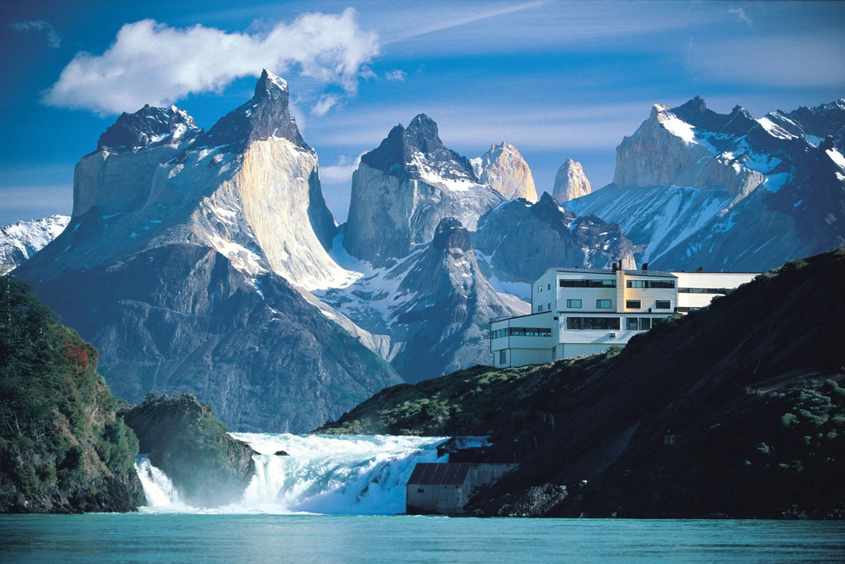 Explora Salto Chico - Patagonia (Chile) Được mệnh danh là một trong những khách sạn có view "điên rồ" nhất thế giới, chỉ cần mở cửa phòng của Explora Salto Chico, khách có thể chiêm ngưỡng dãy Torres del Paine trông như những con quái thú hay toàn cảnh hồ Pehoé, thác Salto Chico tuyệt đẹp. Bạn buộc phải book ít nhất 3 đêm với số tiền khoảng 52 triệu đồng cho 2 người để ở đây. Phòng ốc không hề có TV hay internet để khách toàn tâm toàn ý hòa mình cùng các kỳ quan của thiên nhiên. Explora Salto Chico - Patagonia (Chile) Được mệnh danh là một trong những khách sạn có view "điên rồ" nhất thế giới, chỉ cần mở cửa phòng của Explora Salto Chico, khách có thể chiêm ngưỡng dãy Torres del Paine trông như những con quái thú hay toàn cảnh hồ Pehoé, thác Salto Chico tuyệt đẹp. Bạn buộc phải book ít nhất 3 đêm với số tiền khoảng 52 triệu đồng cho 2 người để ở đây. Phòng ốc không hề có TV hay internet để khách toàn tâm toàn ý hòa mình cùng các kỳ quan của thiên nhiên.