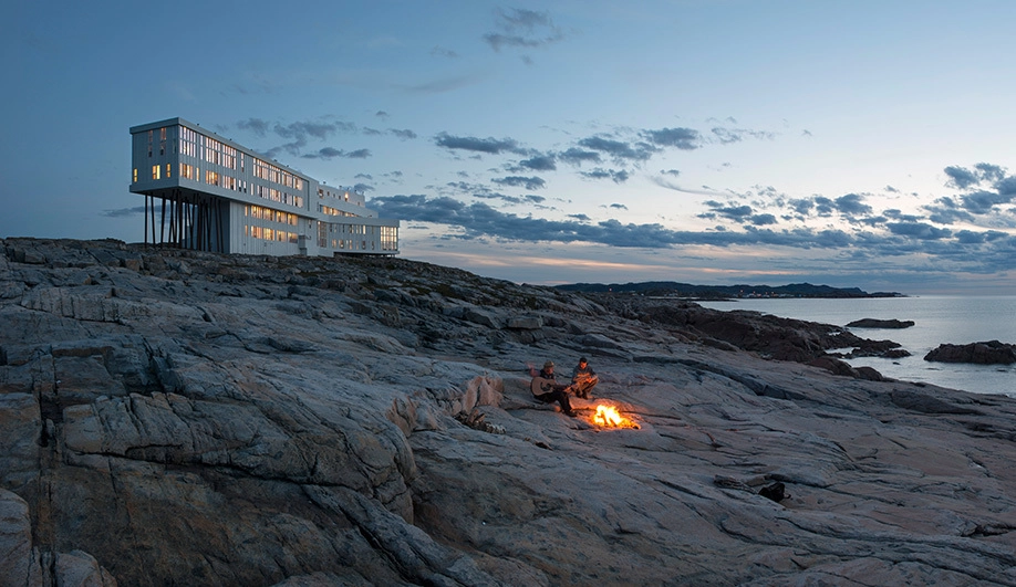Fogo Island Inn - Newfoundland and Labrador (Canada) Nằm trơ trọi trên bờ đá ngoài khơi Newfoundland, các phòng ở Fogo hướng thẳng ra Bắc Đại Tây Dương. Mỗi ngày, khách lưu trú được đắm chìm trong hoàng hôn và bình minh lãng mạn nơi đường chân trời, đặc biệt là vào mùa đông, cảnh tượng ở đây càng trở nên ngoạn mục với những tảng băng trôi lơ lửng trên đại dương. Fogo được thiết kế bởi các kiến trúc sư hàng đầu Canada và châu Âu, lấy cảm hứng từ thiên nhiên hoang dã kết hợp kiểu nhà truyền thống, cho ra tòa nhà theo hướng hiện đại, nội thất đậm dấu ấn địa phương, ấm cúng vào mùa đông và hứng trọn ánh nắng khi hè về. Giá phòng thấp nhất 32 triệu đồng/phòng đôi. Fogo Island Inn - Newfoundland and Labrador (Canada) Nằm trơ trọi trên bờ đá ngoài khơi Newfoundland, các phòng ở Fogo hướng thẳng ra Bắc Đại Tây Dương. Mỗi ngày, khách lưu trú được đắm chìm trong hoàng hôn và bình minh lãng mạn nơi đường chân trời, đặc biệt là vào mùa đông, cảnh tượng ở đây càng trở nên ngoạn mục với những tảng băng trôi lơ lửng trên đại dương. Fogo được thiết kế bởi các kiến trúc sư hàng đầu Canada và châu Âu, lấy cảm hứng từ thiên nhiên hoang dã kết hợp kiểu nhà truyền thống, cho ra tòa nhà theo hướng hiện đại, nội thất đậm dấu ấn địa phương, ấm cúng vào mùa đông và hứng trọn ánh nắng khi hè về. Giá phòng thấp nhất 32 triệu đồng/phòng đôi.