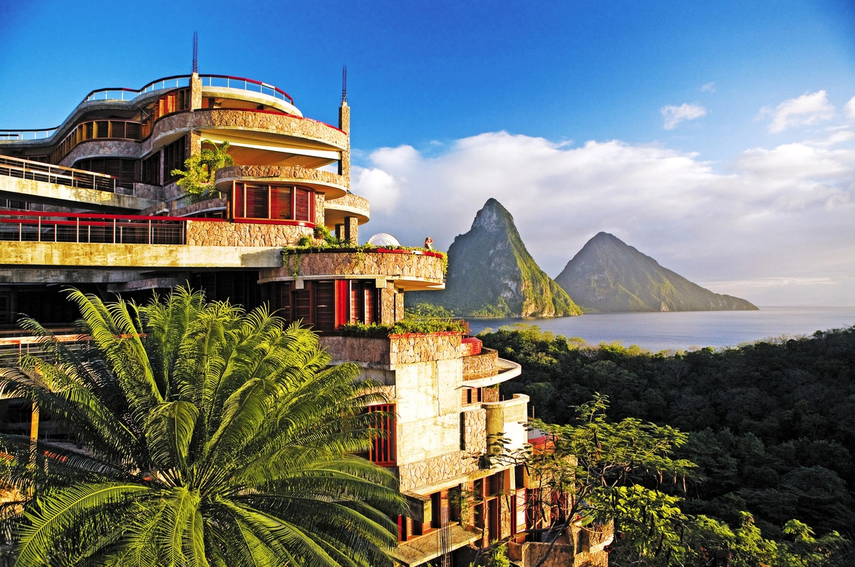 Jade Mountain - Soufriere (Saint Lucia) Nằm trên bờ biển Địa Trung Hải, phía Tây Saint Lucia, Jade Mountain là điểm nghỉ mát tuyệt vời dành cho các cặp đôi, có view đẹp khi phóng tầm nhìn ra xa là ngọn đồi xanh mướt, hoàng hôn trên biển lãng mạn. Đây không phải resort riêng tư nhưng vì lọt thỏm giữa rừng cây và bạn phải di chuyển bằng thuyền mới đến nơi, nên khung cảnh rất yên bình, thanh tĩnh. Giá vào khoảng 24 triệu/phòng đôi. Jade Mountain - Soufriere (Saint Lucia) Nằm trên bờ biển Địa Trung Hải, phía Tây Saint Lucia, Jade Mountain là điểm nghỉ mát tuyệt vời dành cho các cặp đôi, có view đẹp khi phóng tầm nhìn ra xa là ngọn đồi xanh mướt, hoàng hôn trên biển lãng mạn. Đây không phải resort riêng tư nhưng vì lọt thỏm giữa rừng cây và bạn phải di chuyển bằng thuyền mới đến nơi, nên khung cảnh rất yên bình, thanh tĩnh. Giá vào khoảng 24 triệu/phòng đôi.