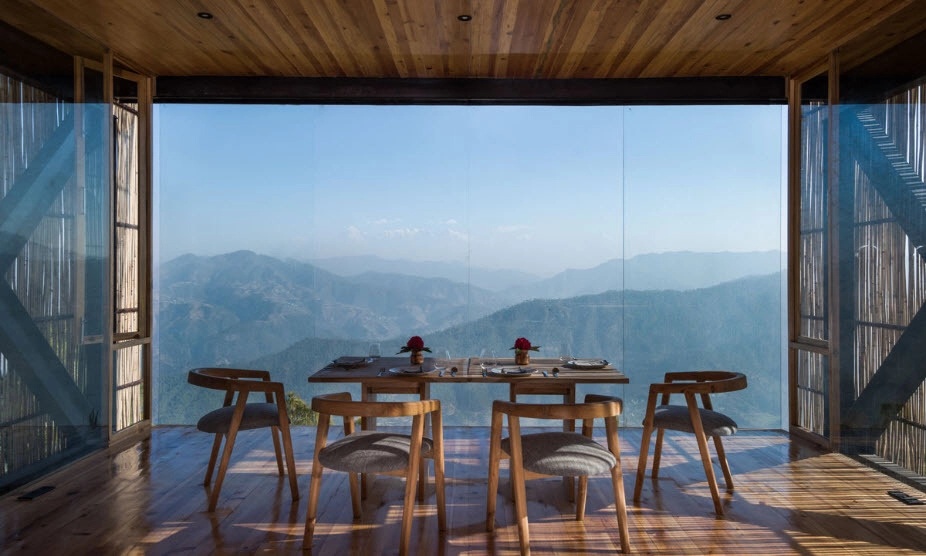 Hotel Kumaon - Uttarakhand (Ấn Độ) Tọa lạc trên sườn núi Kasar Devi thuộc dãy Himalaya, Kumaon được các kiến trúc sư Sri Lanka thiết kế theo hướng hiện đại hòa cùng thiên nhiên. Đa phần nội thất, vật liệu xây dựng là từ gỗ tạo cảm giác gần gũi, lắp kiếng để tận dụng tối ra view đại ngàn, khiến bạn đắm chìm trong cảnh bình minh mỗi sáng. Giá một phòng deluxe khoảng 4 triệu đồng, khá hợp lý so với những trải nghiệm ở đây. Hotel Kumaon - Uttarakhand (Ấn Độ) Tọa lạc trên sườn núi Kasar Devi thuộc dãy Himalaya, Kumaon được các kiến trúc sư Sri Lanka thiết kế theo hướng hiện đại hòa cùng thiên nhiên. Đa phần nội thất, vật liệu xây dựng là từ gỗ tạo cảm giác gần gũi, lắp kiếng để tận dụng tối ra view đại ngàn, khiến bạn đắm chìm trong cảnh bình minh mỗi sáng. Giá một phòng deluxe khoảng 4 triệu đồng, khá hợp lý so với những trải nghiệm ở đây.