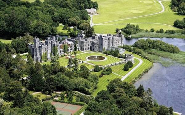 <strong>Ashford, Ireland: </strong>Khách sạn lâu đài tuyệt đẹp này được bao quanh bởi một khoảng đất rộng 350 mẫu Anh. Khách sạn vừa được mở cửa trở lại sau quá trình cải tạo và nâng cấp. Ở đây, bạn sẽ có dịp tìm hiểu về những khu vực nuôi chim ưng hoặc chim bồ câu bên ngoài khuôn viên, trước khi trở lại để thưởng thức các món ăn ngon nổi tiếng. <strong>Ashford, Ireland: </strong>Khách sạn lâu đài tuyệt đẹp này được bao quanh bởi một khoảng đất rộng 350 mẫu Anh. Khách sạn vừa được mở cửa trở lại sau quá trình cải tạo và nâng cấp. Ở đây, bạn sẽ có dịp tìm hiểu về những khu vực nuôi chim ưng hoặc chim bồ câu bên ngoài khuôn viên, trước khi trở lại để thưởng thức các món ăn ngon nổi tiếng.