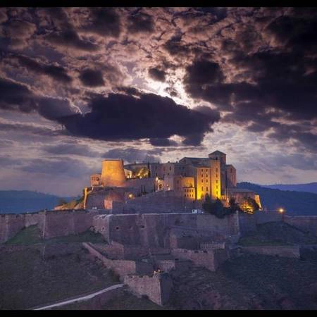 <strong>Parador de Cardona, Barcelona, Tây Ban Nha: </strong>Lâu đài được xây dựng từ thời trung cổ với những kiến trúc độc đáo. Để đến được Parador de Cardona, bạn sẽ mất khoảng 1 giờ lái xe từ Barcelona. <strong>Parador de Cardona, Barcelona, Tây Ban Nha: </strong>Lâu đài được xây dựng từ thời trung cổ với những kiến trúc độc đáo. Để đến được Parador de Cardona, bạn sẽ mất khoảng 1 giờ lái xe từ Barcelona.