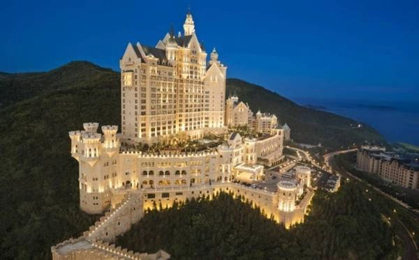 <strong>Neuschwanstein, Đức: </strong>Neuschwanstein là một trong những điểm thu hút khách du lịch nhất nước Đức. Nơi đây là sự kết hợp hài hòa giữa thực tại và mộng tưởng, gợi nên nét đẹp thơ mộng khiến ai nhìn ngắm một lần đều không thể quên. Đứng từ trên cao, du khách có thể phóng tầm mắt để thỏa sức ngắm nhìn cánh rừng dưới chân núi dãy Alps, những ngôi nhà nhỏ nằm rải rác bên sườn núi và dòng sông uốn lượn xung quanh. <strong>Neuschwanstein, Đức: </strong>Neuschwanstein là một trong những điểm thu hút khách du lịch nhất nước Đức. Nơi đây là sự kết hợp hài hòa giữa thực tại và mộng tưởng, gợi nên nét đẹp thơ mộng khiến ai nhìn ngắm một lần đều không thể quên. Đứng từ trên cao, du khách có thể phóng tầm mắt để thỏa sức ngắm nhìn cánh rừng dưới chân núi dãy Alps, những ngôi nhà nhỏ nằm rải rác bên sườn núi và dòng sông uốn lượn xung quanh.