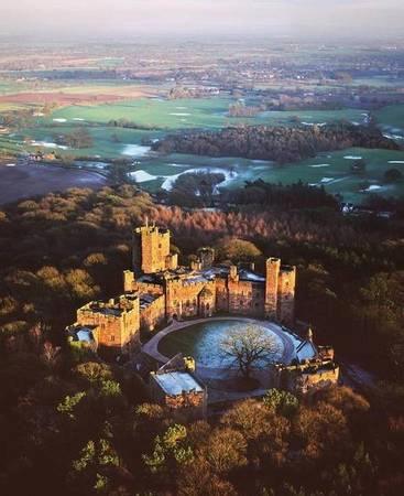 <strong>Peckforton, Cheshire, Anh: </strong>Khách sạn lâu đài được hoàn thành vào năm 1851 và nhanh chóng trở thành một trong những khách sạn bậc nhất, với 48 phòng ngủ đầy đủ tiện nghi và là một địa điểm tổ chức đám cưới rất phổ biến. <strong>Peckforton, Cheshire, Anh: </strong>Khách sạn lâu đài được hoàn thành vào năm 1851 và nhanh chóng trở thành một trong những khách sạn bậc nhất, với 48 phòng ngủ đầy đủ tiện nghi và là một địa điểm tổ chức đám cưới rất phổ biến.
