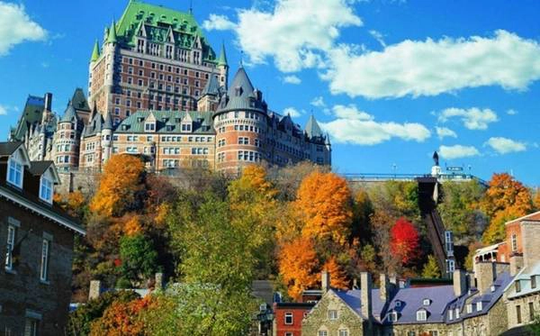 <strong>Chateau Frontenac, Canada: </strong>Bắt đầu từ cuối những năm 1800, Chateau Frontenac được xây dựng để phục vụ du khách sử dụng mạng lưới đường sắt mới của Canada. Du khách sẽ không khỏi choáng ngợp với sự nguy nga, lộng lẫy của khách sạn. <strong>Chateau Frontenac, Canada: </strong>Bắt đầu từ cuối những năm 1800, Chateau Frontenac được xây dựng để phục vụ du khách sử dụng mạng lưới đường sắt mới của Canada. Du khách sẽ không khỏi choáng ngợp với sự nguy nga, lộng lẫy của khách sạn.