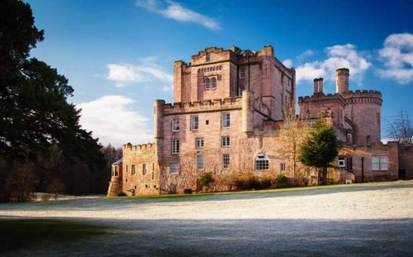 <strong>Dalhousie, Scotland: </strong>Khách sạn này là một pháo đài được xây dựng từ thế kỷ 13 trong một khu rừng đẹp đẽ, yên tĩnh. Du khách sẽ có dịp được tận mắt nhìn thấy những bộ sưu tập sách trong thư viện cổ, thưởng thức các món ăn đặc biệt, tham gia các hoạt động nuôi chim ưng, bắn cung và thư giãn trong phòng ngủ duy nhất của tòa lâu đài. <strong>Dalhousie, Scotland: </strong>Khách sạn này là một pháo đài được xây dựng từ thế kỷ 13 trong một khu rừng đẹp đẽ, yên tĩnh. Du khách sẽ có dịp được tận mắt nhìn thấy những bộ sưu tập sách trong thư viện cổ, thưởng thức các món ăn đặc biệt, tham gia các hoạt động nuôi chim ưng, bắn cung và thư giãn trong phòng ngủ duy nhất của tòa lâu đài.