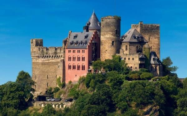 <strong>Auf Schönburg, Đức: </strong>Auf Schönburg là một trong những khách sạn lâu đài đẹp và bình dị nhất ở nước Đức nằm cạnh bờ sông Rhine. Lâu đài được trang trí bởi những đồ nội thất cổ xa hoa và những căn phòng thời xưa, như nhà nguyện và tháp tù. <strong>Auf Schönburg, Đức: </strong>Auf Schönburg là một trong những khách sạn lâu đài đẹp và bình dị nhất ở nước Đức nằm cạnh bờ sông Rhine. Lâu đài được trang trí bởi những đồ nội thất cổ xa hoa và những căn phòng thời xưa, như nhà nguyện và tháp tù.
