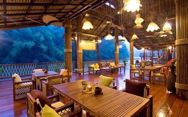 Float House River Kwai, Thái Lan  Khu nghỉ dưỡng thân thiện với môi trường này được làm hoàn toàn từ tre và gỗ tếch, nằm trên sông Kwai, phía tây Thái Lan. 12 villa mái tranh ở đây đều có phòng khách rộng rãi, ban công biệt lập và nơi tắm nắng. Du khách có thể tận hưởng nhiều hoạt động ở đây, từ cưỡi voi, chèo thuyền kayak, đạp xe leo núi, cho tới khám phá nhiều thác nước và hang động gần đó.