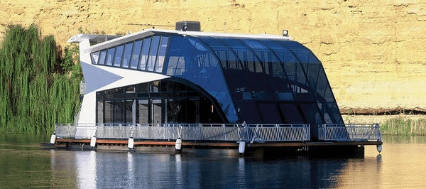 Dream Boatel, Australia  Dream Boatel là một khách sạn du thuyền xa hoa nằm tại cửa sông Mannum miền nam Australia. Khách sạn có 5 phòng ngủ với cửa sổ kính kéo dài tới trần, cùng giếng trời bằng kính cao hai tầng cho phép du khách nhìn toàn cảnh ra sông.