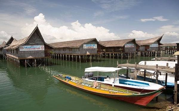 Dragon Inn Floating, Malaysia  Khu nghỉ dưỡng Dragon Inn Floating nằm tại làng chài Semporna trên bờ biển phía đông Borneo. Khu nghỉ dưỡng trên biển này sẽ tạo cho du khách cảm giác như ở một vùng thôn quê, có phòng nghỉ với mái vòm và tường bằng tre, trên khu vực biển cạn yên bình.