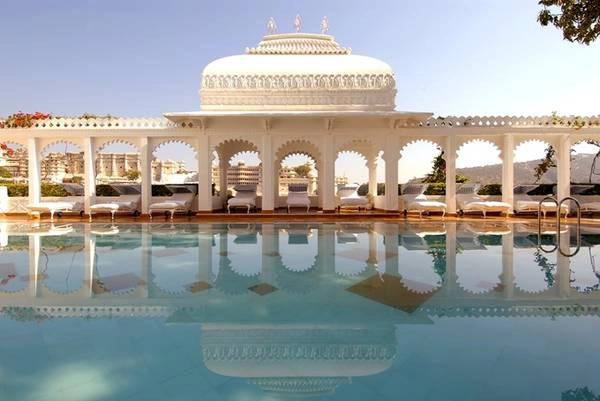 Khách sạn Taj Lake Palace, Ấn Độ  Nhiều du khách cho rằng khách sạn được mệnh danh là “Venice ở phương Đông” này xứng đáng là khách sạn nổi có tiếng nhất thế giới, sau khi xuất hiện trong bộ phim Octopussy (Vòi bạch tuộc) về điệp viên 007. Taj Lake Palace là một cung điện trắng nổi bật giữa hồ Pichola, với tầm nhìn rộng khắp khu vực sông nước của thành phố Udaipur.