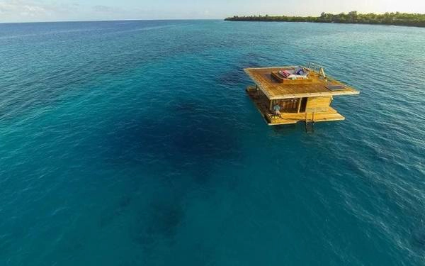 Manta, Tanzania  Nằm giữa làn nước màu ngọc lam ở Ấn Độ Dương, ngay gần bờ biển cát trắng tại Tanzania, căn phòng cô lập giữa biển Manta là nơi nghỉ ngơi thật sự tách biệt. Công trình được các kiến trúc sư Thụy Điển thiết kế tạo thành ba tầng: phòng khách và phòng tắm trên mặt nước, nơi tắm nắng trên mái nhà, và đặc biệt là phòng ngủ dưới nước, với cửa sổ làm từ kính cường lực cho phép du khách có tầm nhìn bao quát môi trường biển.