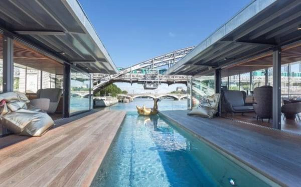 OFF Paris Seine, Pháp  Khách sạn OFF Paris Seine với hình dáng như cái kén nổi trên mặt sông Seine là nơi lý tưởng để du khách tạm xa cuộc sống đô thị. Các phòng có không gian được tận dụng hiệu quả, khu lounge bar cùng bể ngâm sẽ cho du khách thư giãn ở một trong những không gian sống mới đẹp nhất Paris.
