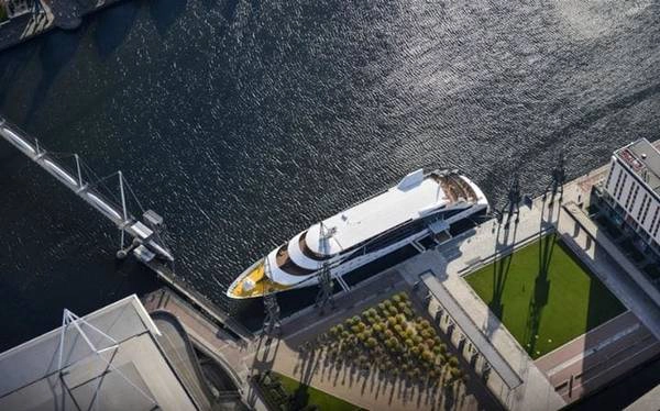 Sunborn, Anh  Khách sạn nổi Sunborn thực chất là một du thuyền dài 128m, không có động cơ và bị một tài phiệt bỏ lại, neo đậu ở bến tàu cách sân bay London 15 phút đi taxi. Nội thất trang trí làm từ da lộn, ván gỗ màu kem vào gỗ sồi Phần Lan tạo nên một không gian sáng sủa, cùng với nhiều mảnh kính, đồng, gương, cầu thang uốn lượn sẽ khiến du khách cảm thấy như đang ở trong một con tàu sang trọng.