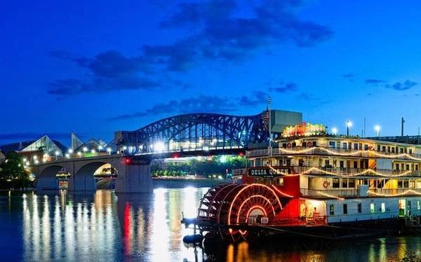 Delta Queen, Mỹ  Tàu Delta Queen hiện đang neo đậu trên sông Tennessee ở thành phố Chattanooga, khởi hành chuyến đi đầu tiên trên Kênh đào Panama vào năm 1947. Các phòng của khách sạn này trải rộng ba tầng, từ phòng với tên gọi “Captain's Quarters” (Khu Thuyền trưởng) sang trọng đến những buồng ngủ giường tầng phía trên cùng. Ngoài ra, thủy cung Tennessee nằm ngay gần khách sạn là một điểm du lịch hấp dẫn nhiều du khách ghé thăm.