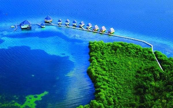 Punta Caracol Acqua, Panama  Nhà nghỉ nổi Punta Caracol Acqua nằm ở vùng biển của quần đảo Bocas del Toro, được làm từ gỗ, tre và các nguyên liệu thiên nhiên khác lấy từ địa phương. Các phòng nghỉ đều được trang bị pin mặt trời cung cấp điện. Du khách có thể khám phá những bãi biển hấp dẫn, rừng nhiệt đới và nhiều làng bản địa tại Bocas del Toro.