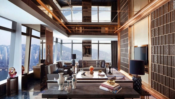 The Ritz-Carlton nằm từ tầng 102 đến 118 của Trung tâm Thương mại quốc tế ở Tây Cửu Long. Khách sạn cung cấp dịch vụ đưa đón khách hàng từ sân bay bằng Rolls-Royce và nhiều dịch vụ cao cấp khác. Phòng tổng thống ở tầng 117 có diện tích hơn 360 m2 với tầm nhìn 270 độ ra cảng Victoria. Lên tầng trên cùng là khu thư giãn lớn với các dịch vụ cao cấp cho bạn trải nghiệm thư giãn hoàn hảo. Giá phòng tại đây là từ 17.794 USD. The Ritz-Carlton nằm từ tầng 102 đến 118 của Trung tâm Thương mại quốc tế ở Tây Cửu Long. Khách sạn cung cấp dịch vụ đưa đón khách hàng từ sân bay bằng Rolls-Royce và nhiều dịch vụ cao cấp khác. Phòng tổng thống ở tầng 117 có diện tích hơn 360 m2 với tầm nhìn 270 độ ra cảng Victoria. Lên tầng trên cùng là khu thư giãn lớn với các dịch vụ cao cấp cho bạn trải nghiệm thư giãn hoàn hảo. Giá phòng tại đây là từ 17.794 USD.