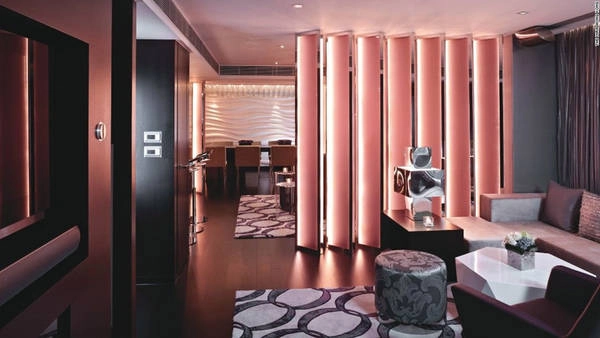 Mira Hong Kong có thiết kế nổi bật. Phòng Grand Mira Suite mở ra sân thượng ngoài trời riêng nhìn ra quầy bar trên tầng mái của khách sạn. Trong căn phòng rộng hơn 170 m2 du khách sẽ tìm thấy nhà bếp, quầy bar, cũng như một giường cỡ lớn. Phòng tắm có vòi hoa sen, bồn tắm thủy lực và xông hơi. Một đêm nghỉ tại đây du khách cần chi trả từ 6.144 USD. Mira Hong Kong có thiết kế nổi bật. Phòng Grand Mira Suite mở ra sân thượng ngoài trời riêng nhìn ra quầy bar trên tầng mái của khách sạn. Trong căn phòng rộng hơn 170 m2 du khách sẽ tìm thấy nhà bếp, quầy bar, cũng như một giường cỡ lớn. Phòng tắm có vòi hoa sen, bồn tắm thủy lực và xông hơi. Một đêm nghỉ tại đây du khách cần chi trả từ 6.144 USD.