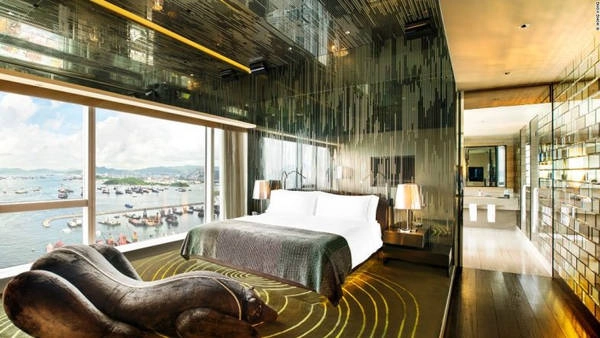 Khách sạn W Hong Kong đem đến cho du khách một cảm giác mới lạ với trần nhà cao gấp đôi và nội thất sang trọng. Phòng Extreme WOW rộng hơn 200 m2 được trang bị các thiết bị cao cấp và một "bể bơi thư giãn" với tầm nhìn bến cảng cho một đêm hoàn hảo. Giá phòng ở đây là từ 8.704 USD. Khách sạn W Hong Kong đem đến cho du khách một cảm giác mới lạ với trần nhà cao gấp đôi và nội thất sang trọng. Phòng Extreme WOW rộng hơn 200 m2 được trang bị các thiết bị cao cấp và một "bể bơi thư giãn" với tầm nhìn bến cảng cho một đêm hoàn hảo. Giá phòng ở đây là từ 8.704 USD.