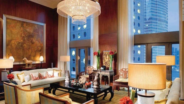 Là một trong những khách sạn nổi tiếng nhất của Hong Kong, Mandarin Oriental luôn là lựa chọn hàng đầu của những người nổi tiếng và chính trị gia khi đến Hong Kong. Phòng nguyên thủ là phòng lớn nhất của khách sạn với đồ trang trí cao cấp và nội thất mang phong cách cổ điển. Ngoài ra còn có phòng trị liệu spa riêng và không gian lãng mạn ngắm mặt trời lặn dưới biển từ ban công. Một đêm nghỉ tại đây có giá từ 9.985 USD. Là một trong những khách sạn nổi tiếng nhất của Hong Kong, Mandarin Oriental luôn là lựa chọn hàng đầu của những người nổi tiếng và chính trị gia khi đến Hong Kong. Phòng nguyên thủ là phòng lớn nhất của khách sạn với đồ trang trí cao cấp và nội thất mang phong cách cổ điển. Ngoài ra còn có phòng trị liệu spa riêng và không gian lãng mạn ngắm mặt trời lặn dưới biển từ ban công. Một đêm nghỉ tại đây có giá từ 9.985 USD.