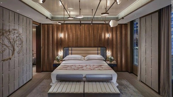 Landmark Mandarin Oriental nằm tại quận trung tâm của Hong Kong với lối đi trực tiếp đến trung tâm mua sắm Landmark lộng lẫy, spa mang phong cách tự nhiên có tường bằng gỗ ấm áp và những mùi hương nhẹ nhàng. Các phòng nghỉ đem đến cho du khách cảm giác như một căn hộ của riêng mình với điểm nhấn là phòng tắm với một bồn tắm bằng đá khổng lồ. Giá phòng ở đây là từ 11.265 USD cho một đêm. Landmark Mandarin Oriental nằm tại quận trung tâm của Hong Kong với lối đi trực tiếp đến trung tâm mua sắm Landmark lộng lẫy, spa mang phong cách tự nhiên có tường bằng gỗ ấm áp và những mùi hương nhẹ nhàng. Các phòng nghỉ đem đến cho du khách cảm giác như một căn hộ của riêng mình với điểm nhấn là phòng tắm với một bồn tắm bằng đá khổng lồ. Giá phòng ở đây là từ 11.265 USD cho một đêm.